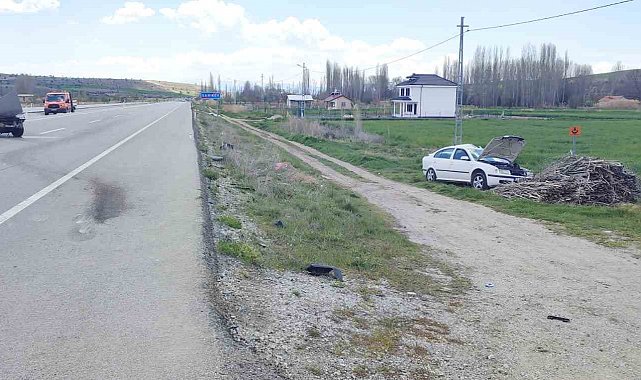 Konya'da otomobil park halindeki araca çarptı: 3 yaralı