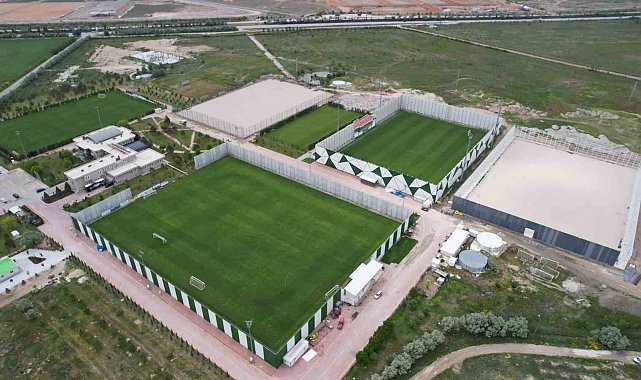Konyaspor tesislerine 2 yeni çim saha
