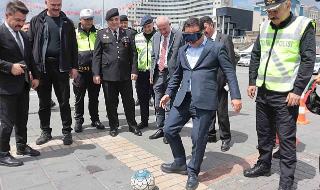 Kurşunlanan levhalar sergilendi, trafik güvenliğine dikkat çekildi