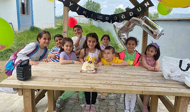 KYK yurdunda yaşayan depremzede çocuğa sürpriz doğum günü kutlaması