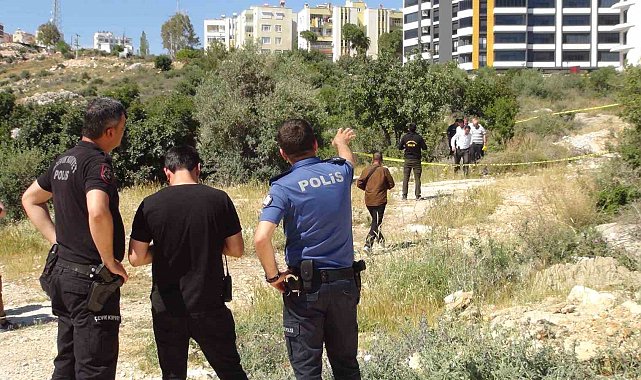 Mersin'de toprak kazan kadın el bombası buldu