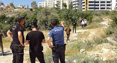 Mersin'de toprak kazan kadın el bombası buldu