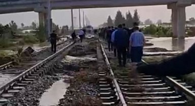 Mersin'de yağışlar tren seferlerini de durdurdu