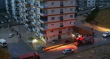 Mersin'de yağmur etkili oldu, onlarca araç sular içinde kaldı