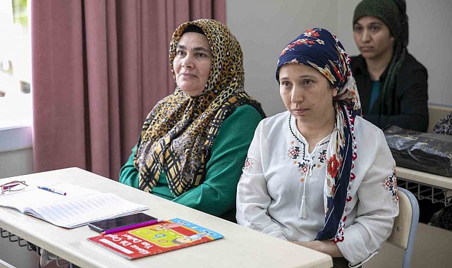Mersinli kadınlar belediye kurslarıyla okuma yazma öğreniyor