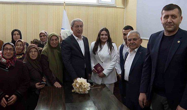 Milli Savunma Bakanı Akar'dan nikahı kıyılan çifte sürpriz ziyaret