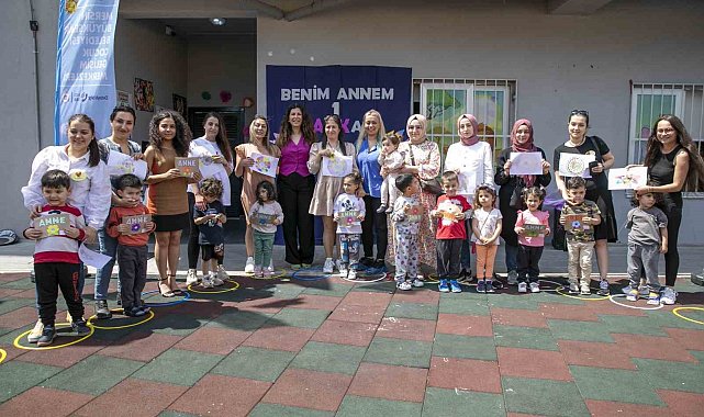 Minikler anneleri için hediye hazırlayıp, şarkılar söyledi