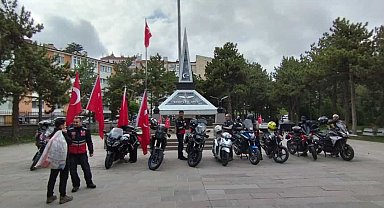 Motosikletli grup 19 Mayıs'ta şehitlikte dua etti