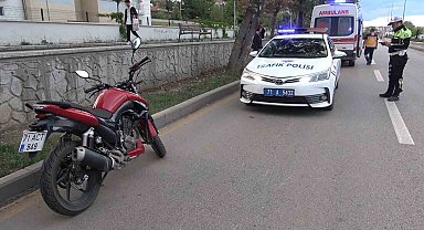 Motosikletten düşen anne ve kızı ölümden döndü