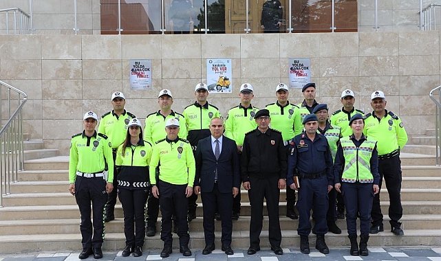 Niğde'de, motosiklet sürücülerine reflektörlü yelek dağıtıldı