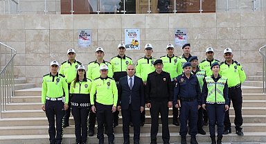 Niğde'de, motosiklet sürücülerine reflektörlü yelek dağıtıldı
