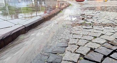 Odunpazarı sokakları sular içinde kaldı