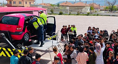 Öğrenciler 'Karayolları Trafik Güvenliği Haftası'nda bilgilendirildi