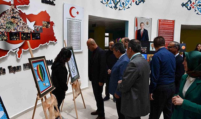 Öğrenciler eserlerini sergiledi