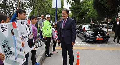 Öğrenciler trafik polisi oldu, trafik kurallarına dikkat çekti