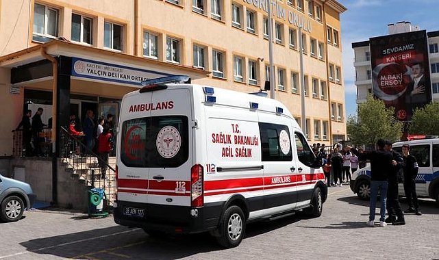 Ortaokulda dehşet! Kendisine borç vermeyen arkadaşını bıçakladı