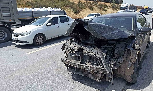Otomobil refüje çarptı, sürücü yaralandı
