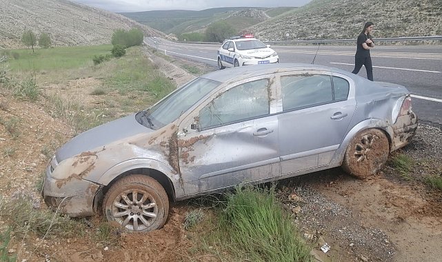 Otomobil yoldan çıktı: 1'i çocuk 3 yaralı