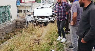 Otomobil yoldan çıktı: 2 Yaralı