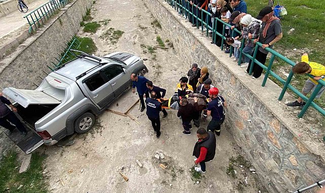 Otomobille çarpışan pikap dereye düştü, faciadan dönüldü