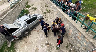 Otomobille çarpışan pikap dereye düştü, faciadan dönüldü