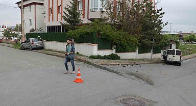 Otomobille hafif ticari çarpıştı: 2 kişi yaralandı