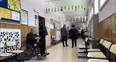 Oy kullanmak için sıraya giren 91 yaşındaki seçmen dualarla sandığa gitti
