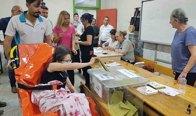 Oy kullanmaya ambulansla geldi