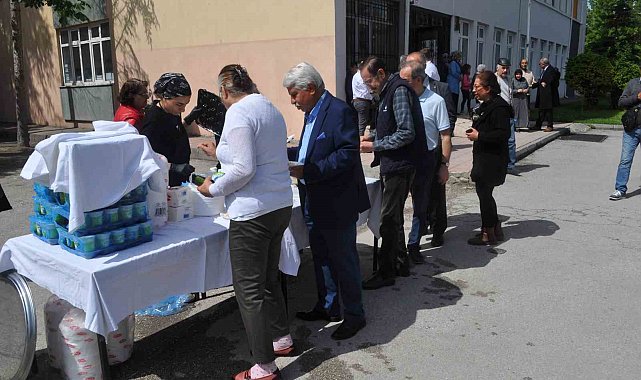 Oy kullanmaya giden seçmene bu kez pilav ayran sürprizi