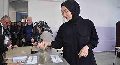 Oy kullanmaya giden vatandaşlar sandık başlarında kuyruk oluşturdu