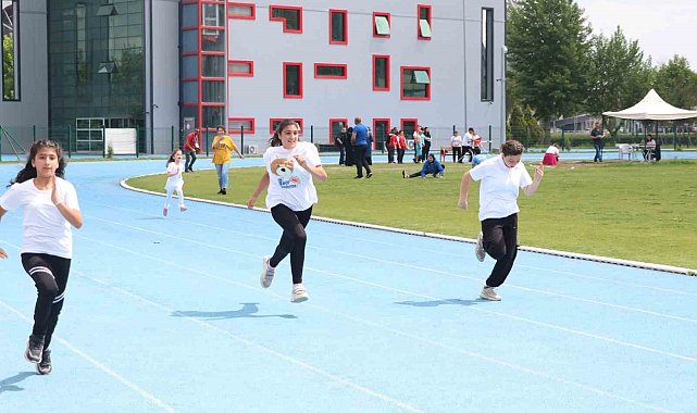 Özel sporcular pistte yarıştı