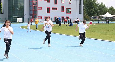 Özel sporcular pistte yarıştı