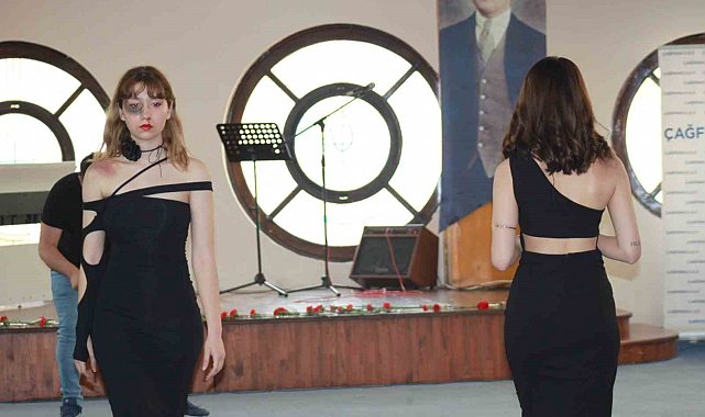 Özel tasarladıkları kıyafetlerle sahnede yer aldılar