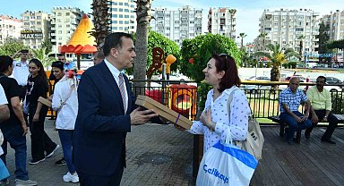 Özyiğit'ten annelere lavanta hediyesi
