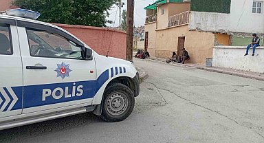 Para istediler, vermeyince bıçakladılar