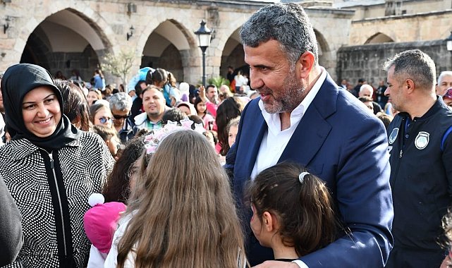 Payas Belediyesi'nin sanatçı Aslı Hünel ile birlikte depremzede çocuklara moral etkinliği