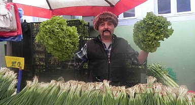 Perşembe pazarında ucuz satılan yeşilliğe bile rağbet yok