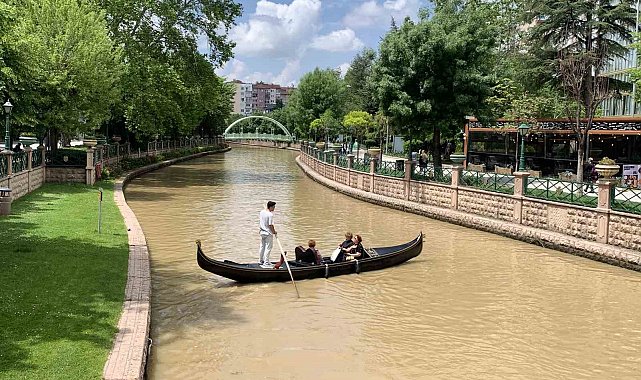 Porsuk Çayı'nın ilginç rengi gondol seferlerine başka bir hava katıyor