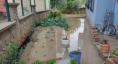 Sağanak yağış Mersin'de hayatı olumsuz etkiledi