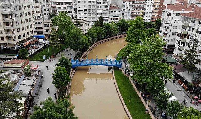 Sağanaklar Porsuk Çayı'nı kahverengiye boyadı