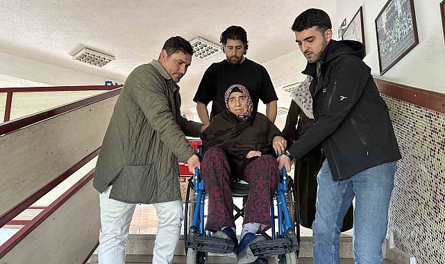 Şehit eşi tekerlekli sandalye ile sandık başına taşındı