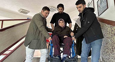 Şehit eşi tekerlekli sandalye ile sandık başına taşındı