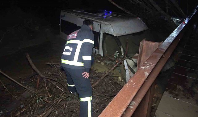 Sel suları minibüsü dereye yuvarladı: Suya kapılan 6 işçi ölümden döndü