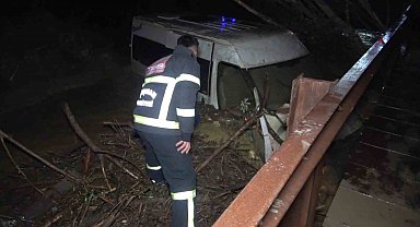 Sel suları minibüsü dereye yuvarladı: Suya kapılan 6 işçi ölümden döndü