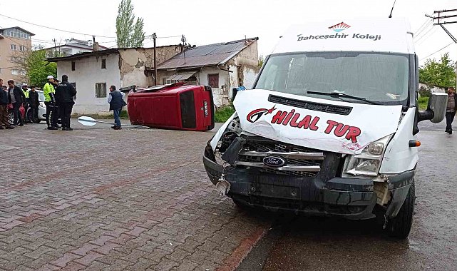 Servis aracı minibüse çarptı: 5 yaralı