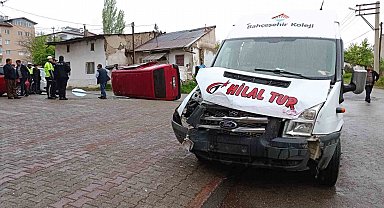 Servis aracı minibüse çarptı: 5 yaralı