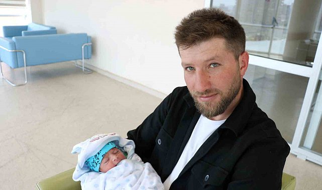 Sesiyle gündem olmuştu, yeni doğan bebeğinin kulağına ezan okudu