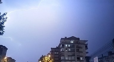 Şiddetli yağmurla birlikte çakan şimşekler gökyüzünü böyle aydınlattı