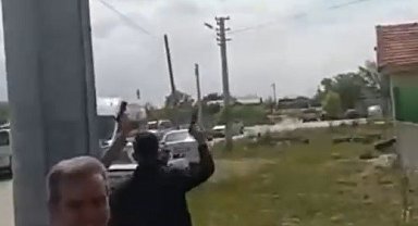 Sırayla havaya ateş eden düğün magandaları kamerada
