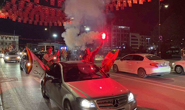 Sivas'ta Galatasaraylı taraftarlar şampiyonluğun keyfini çıkardı